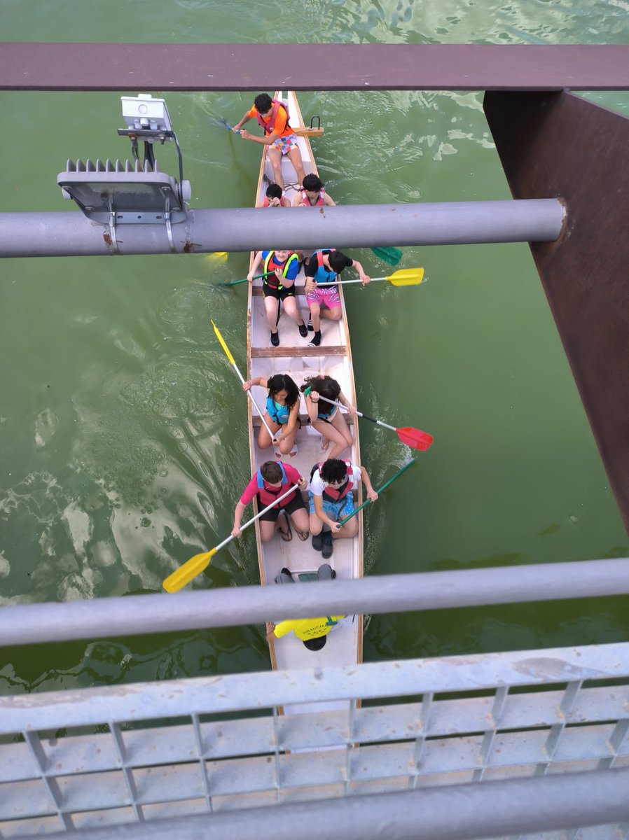 El alumnado de 3°ESO ha realizado una excursión al Parque Juan Carlos I para montar en las Canoas "Dragón" y jugar un partido de Kayak Polo.
Han disfrutado al máximo y ha hecho un tiempo maravilloso para disfrutar de los deportes acuáticos ☀️🚣