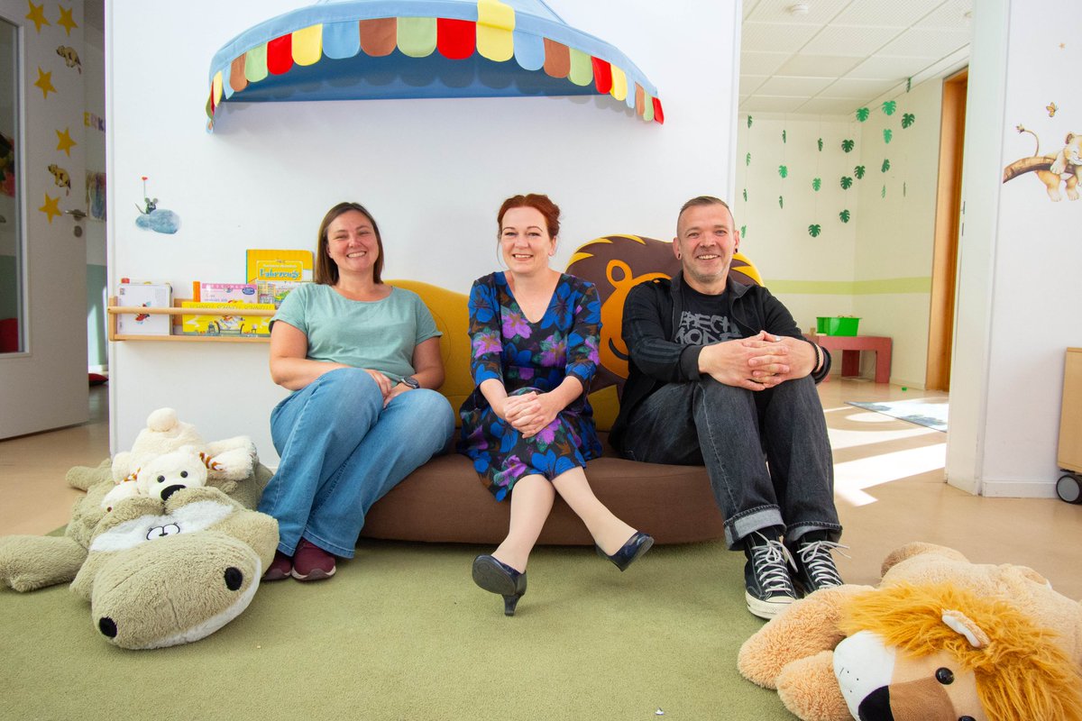 katjadoerner's tweet photo. Den „Tag der Kinderbetreuung“ habe ich genutzt, um „Danke“ zu sagen - den Menschen, die in unseren Kitas jeden Tag alles geben, damit die Kinder in Bonn gesund aufwachsen und Teilhabe erfahren - stellvertretend heute morgen in der Kita Warschauer Straße 💚 https://t.co/U4YAOHGvpf https://t.co/1vjt6QeRhN