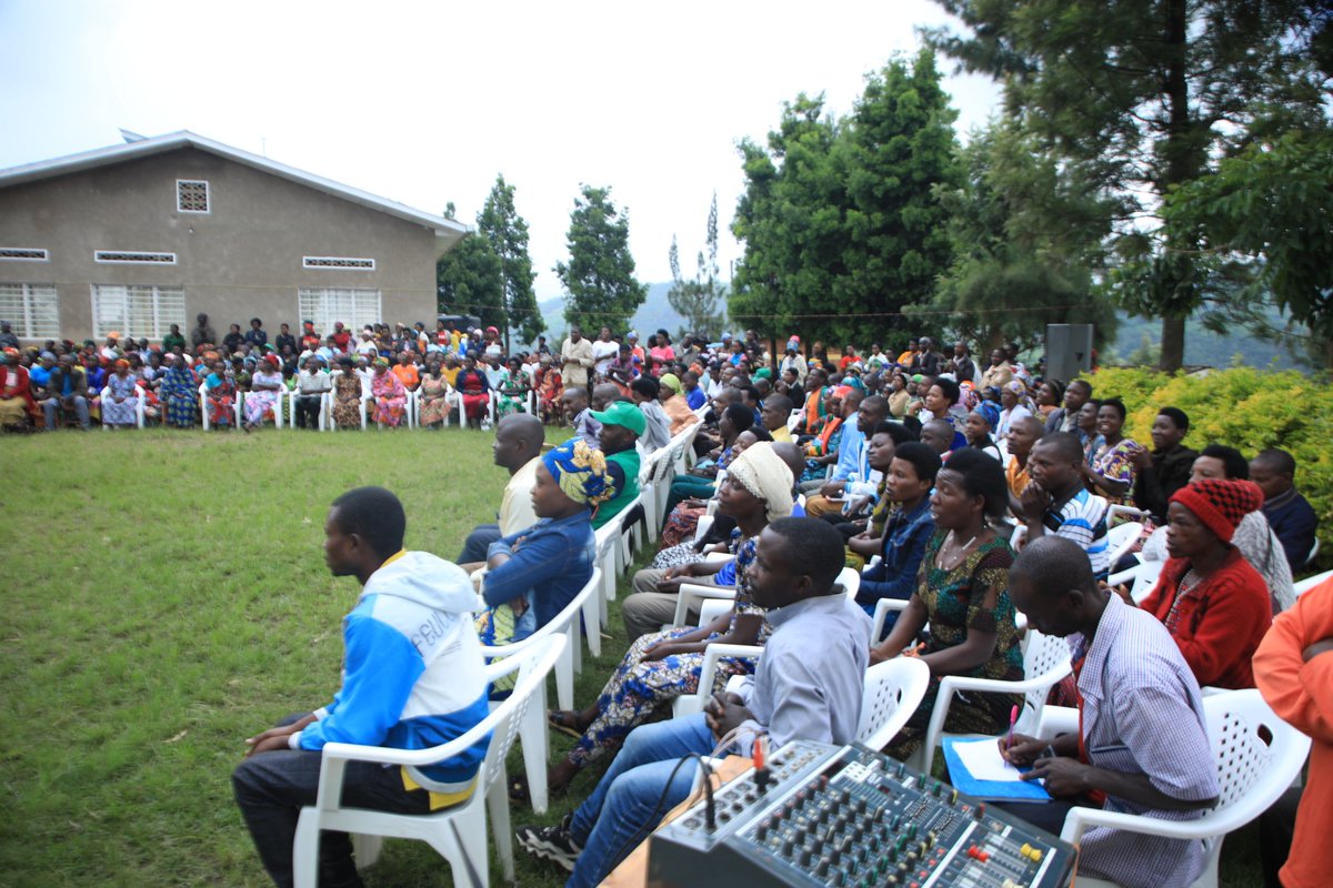 #Rutsiro: Umuyobozi w'Akarere Wungirije ushinzwe imibereho myiza Madamu <a href="/ChantalU91357/">Chantal Umuganwa</a> yashimiye abaturage b'Umurenge wa Musasa ku bwitabire bushimishije mu kwishyura ubwisungane mu kwivuza. Yabasabye gukomeza gushyiramo imbaraga ku buryo besa uyu muhigo 100% buri gihe.