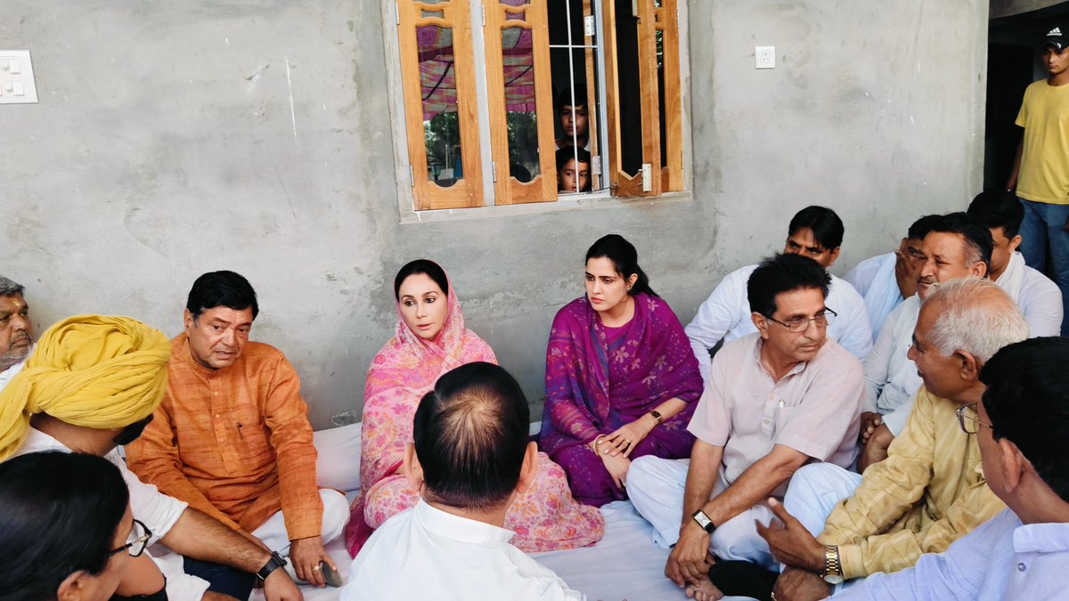 Harshiniatulkumar (@harshiniatul) on Twitter photo ज प्रदेश की उपमुख्यमंत्री <a href="/KumariDiya/">Diya Kumari</a>
जी ऑपरेशन सिंदूर के दौरान मातृभूमि की रक्षा करते हुए सर्वोच्च बलिदान देने वाले मंडावा, झुंझुनूं के गांव मेहरादासी निवासी वीर शहीद सुरेंद्र कुमार मोगा जी के चित्र पर पर पुष्पांजलि अर्पित की एवं शोक संतप्त परिवार से मिलकर सांत्वना प्रकट की ज प्रदेश की उपमुख्यमंत्री <a href="/KumariDiya/">Diya Kumari</a>
जी ऑपरेशन सिंदूर के दौरान मातृभूमि की रक्षा करते हुए सर्वोच्च बलिदान देने वाले मंडावा, झुंझुनूं के गांव मेहरादासी निवासी वीर शहीद सुरेंद्र कुमार मोगा जी के चित्र पर पर पुष्पांजलि अर्पित की एवं शोक संतप्त परिवार से मिलकर सांत्वना प्रकट की
