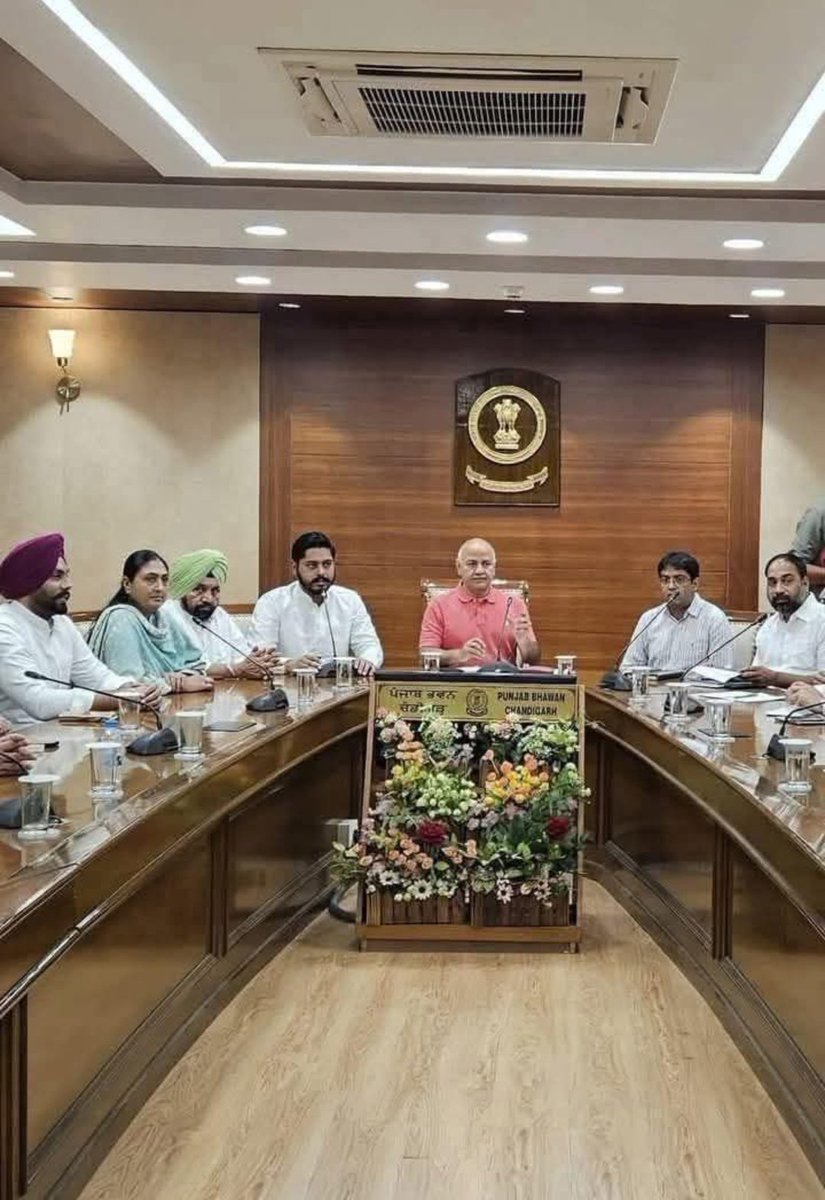 ਅੱਜ ਪੰਜਾਬ ਭਵਨ ਵਿੱਚ ਪੰਜਾਬ ਦੇ ਉਪ ਮੁੱਖ ਮੰਤਰੀ <a href="/msisodia/">Manish Sisodia</a> ਪੰਜਾਬ ਦੇ ਲੀਡਰਾਂ ਦੀ ਕਲਾਸ ਲੈਂਦੇ ਹੋਏ ਪੰਜਾਬ ਵਿੱਚ ਇੱਕ ਮੁੱਖ ਮੰਤਰੀ <a href="/ArvindKejriwal/">Arvind Kejriwal</a> ਇਕ ਗਪ ਮੰਤਰੀ <a href="/BhagwantMann/">Bhagwant Mann</a> ਅਤੇ ਦੂਜਾ ਉਪ ਮੁੱਖ ਮੰਤਰੀ #SatinderJain ਹੈ ਤੇ ਉਹ ਪੰਜਾਬ ਨੂੰ ਚਲਾ ਰਹੇ ਨੇ