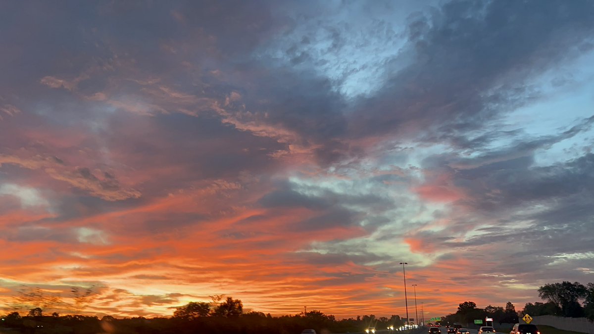 EricSFW's tweet image. Guys the absolute most beautiful sunrise I have ever seen…. Even saw a rainbow 

#midwestsunrise #dayton
