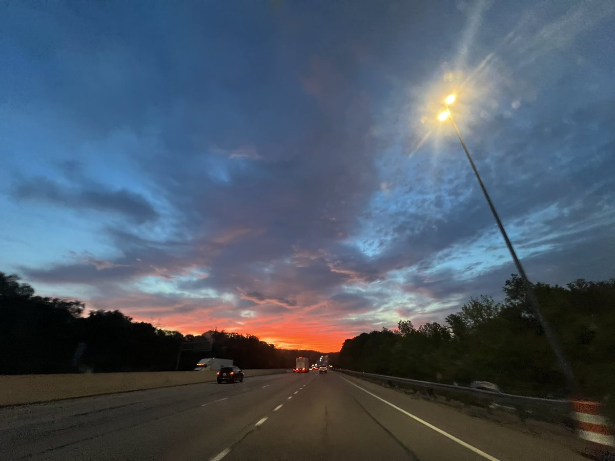 EricSFW's tweet image. Guys the absolute most beautiful sunrise I have ever seen…. Even saw a rainbow 

#midwestsunrise #dayton