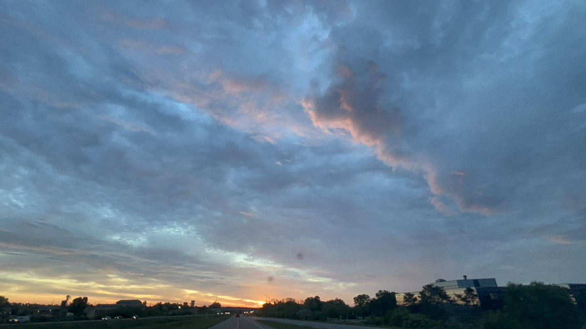 EricSFW's tweet image. Guys the absolute most beautiful sunrise I have ever seen…. Even saw a rainbow 

#midwestsunrise #dayton