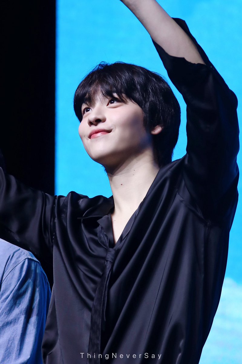 너무 갑작스런 인사 드리게 되어 죄송해요!
이 계정으로는 앞으로 다신 돌아오진 않을것 같습니다.

크고 작은 추억들 또한 제 마음속 깊숙이 남아있을거예요.
이 추억들을 절대 잊지 못할 것 같습니다.

다들 안녕히 계시구 정말 정말 행복하세요☺️💙