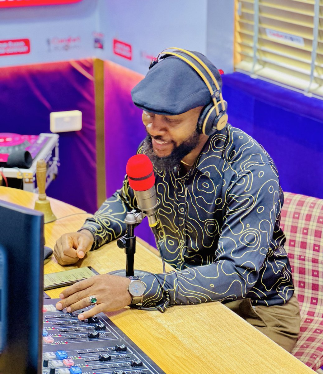 That feeling when you’re back on THE MIC for the first time after a global feat. 

What a RUSH! 

#Comfort951fm #backtowork #Monday