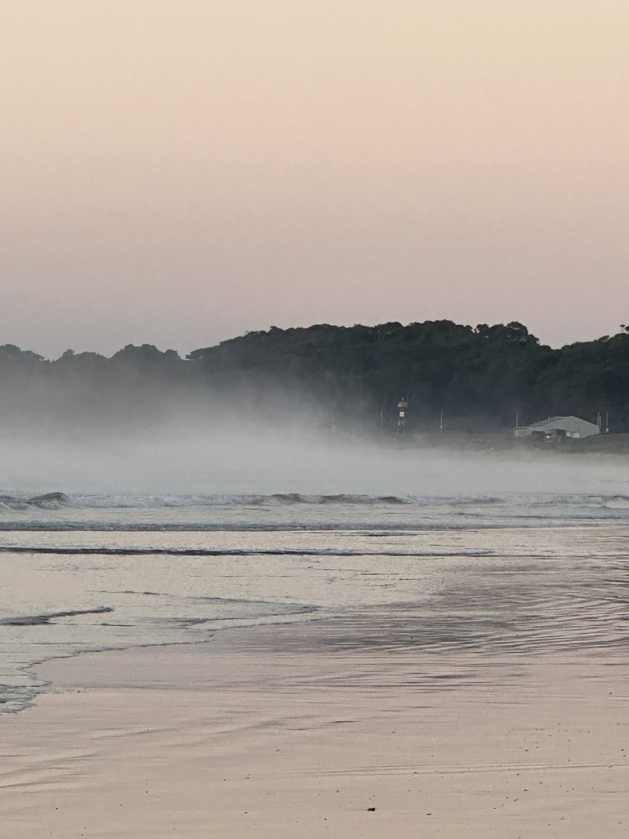 Hermoso y frío amanecer, el mar 🌊 en calma y algo de niebla. 
Otoño en Costa Azul 7:21 AM 🌞
<a href="/TurismoRocha/">Turismo Rocha</a> <a href="/MAmbienteuy/">Ministerio de Ambiente</a> <a href="/Uruguay_Natural/">Uruguay Natural</a>