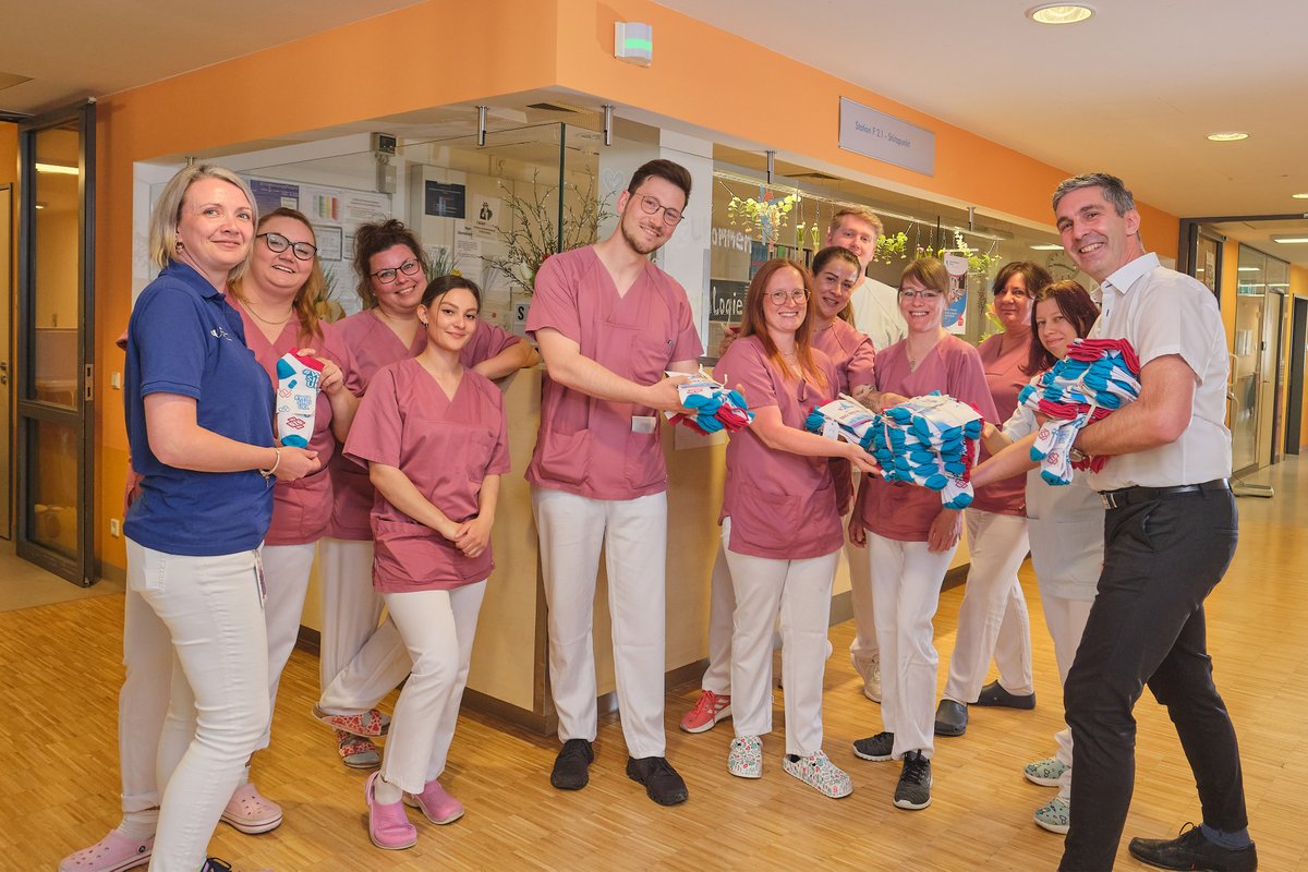 Über 2.700 Pflegekräfte sorgen am #UKL für eine Patientenversorgung auf hohem Niveau. Zum heutigen Tag der Pflege wurden die Leistungen der 2.076 im Pflege- und 665 im Funktionsdienst Beschäftigten ganz besonders gewürdigt. Näheres dazu unter:
uniklinikum-leipzig.de/presse/Seiten/…