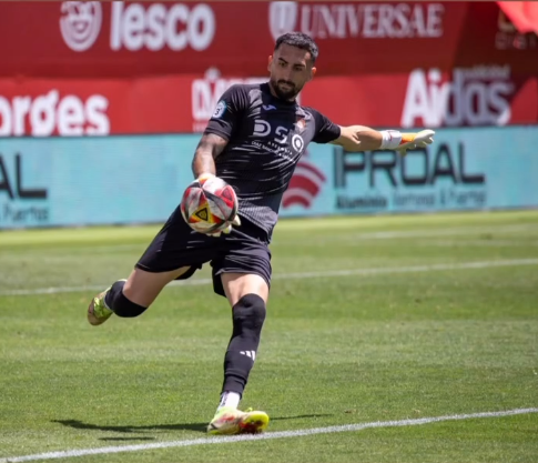 Ximo Ballester. Experto en detener penalties, en intuir y en tener esos reflejos bajo palos que tanto dinamismo dan. Muy preciso en sus intervenciones y regular cada año. Buen meta tiene el CD Cieza