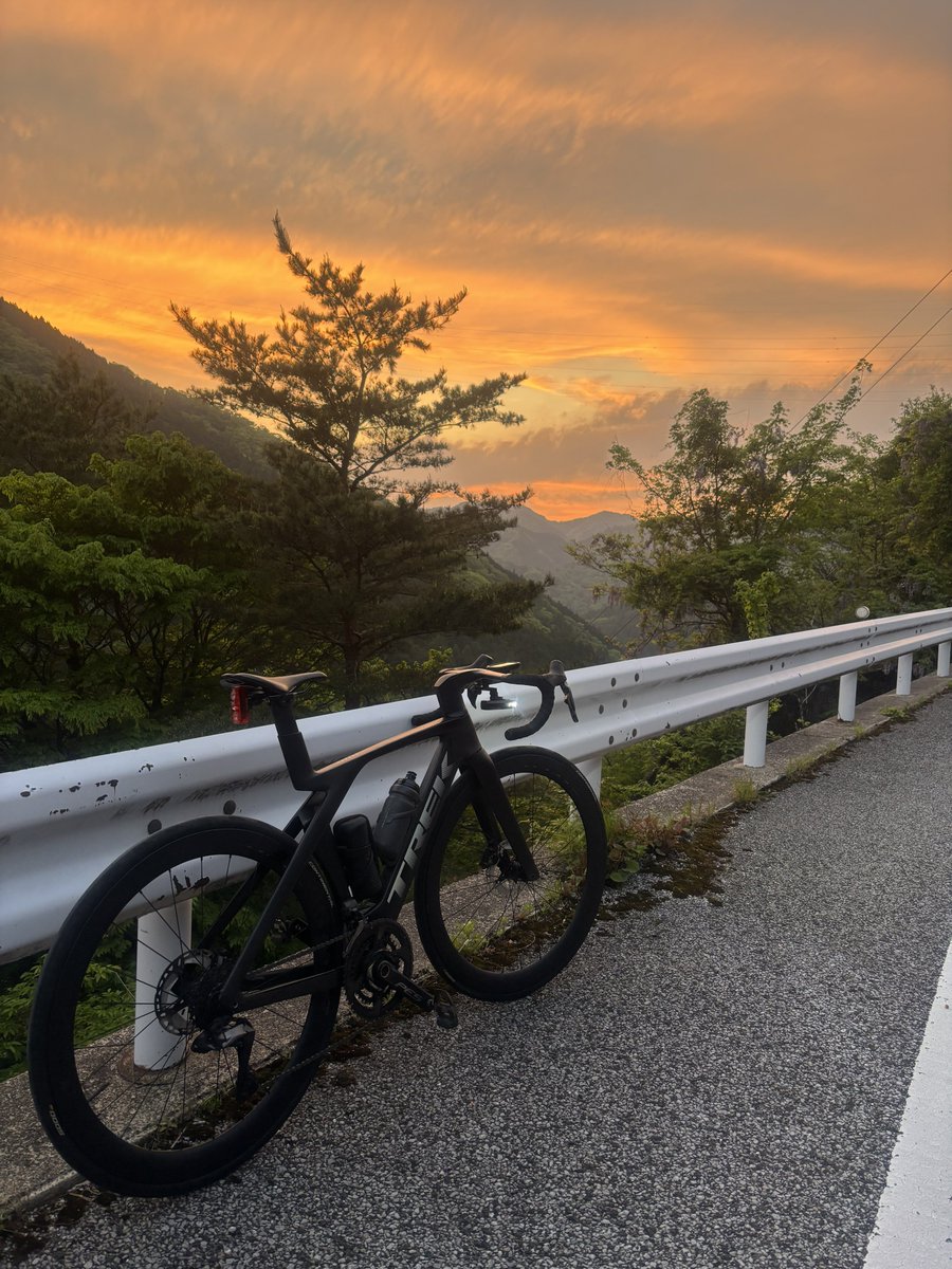tkg5656186483's tweet image. 何とか日没までに登って下りてこれた⛰️

#ロードバイク #MADONE  #ビワイチ #鞍掛