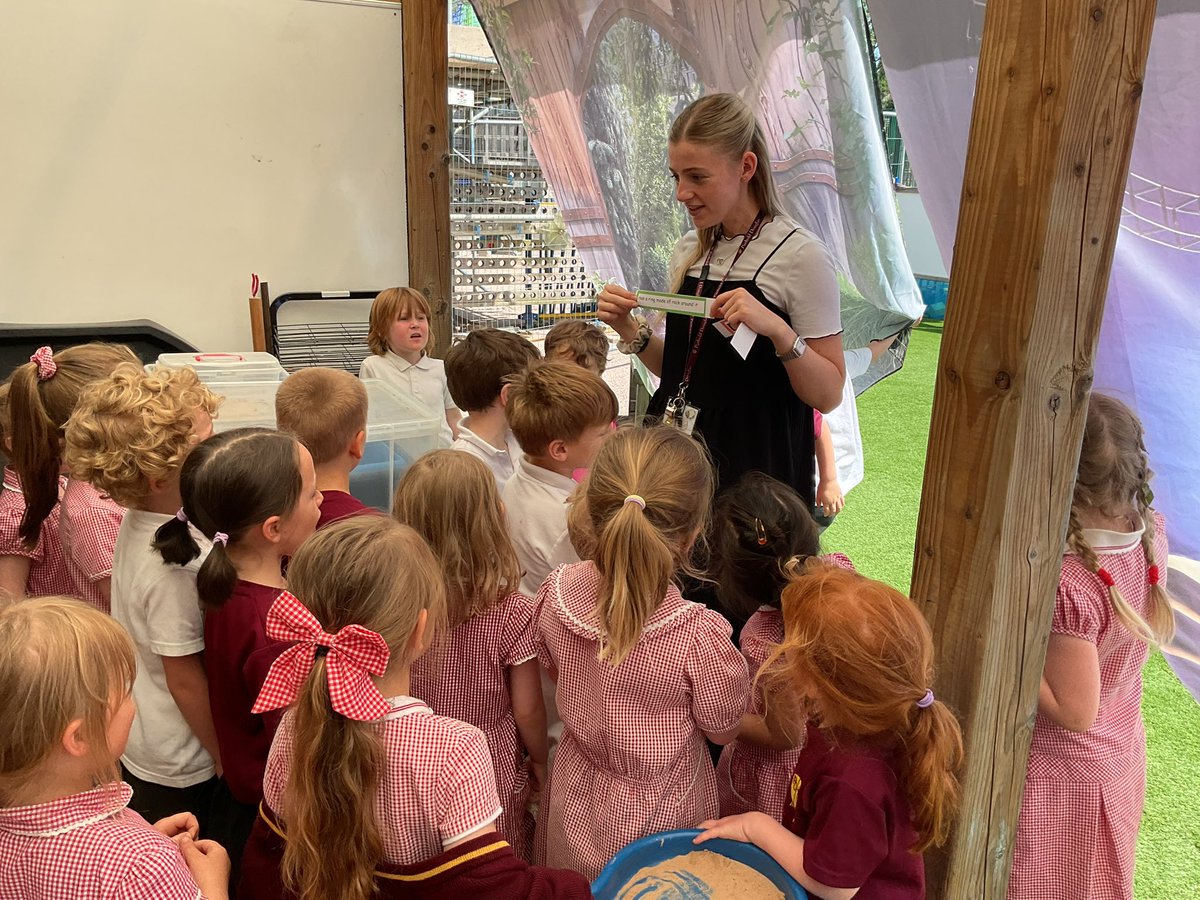 PDA_Rec's tweet image. We have had lots of fun this afternoon going on a planet hunt to find our class alien. We had to remember the properties of each planet and work together as a team to find them😁 #pdascience