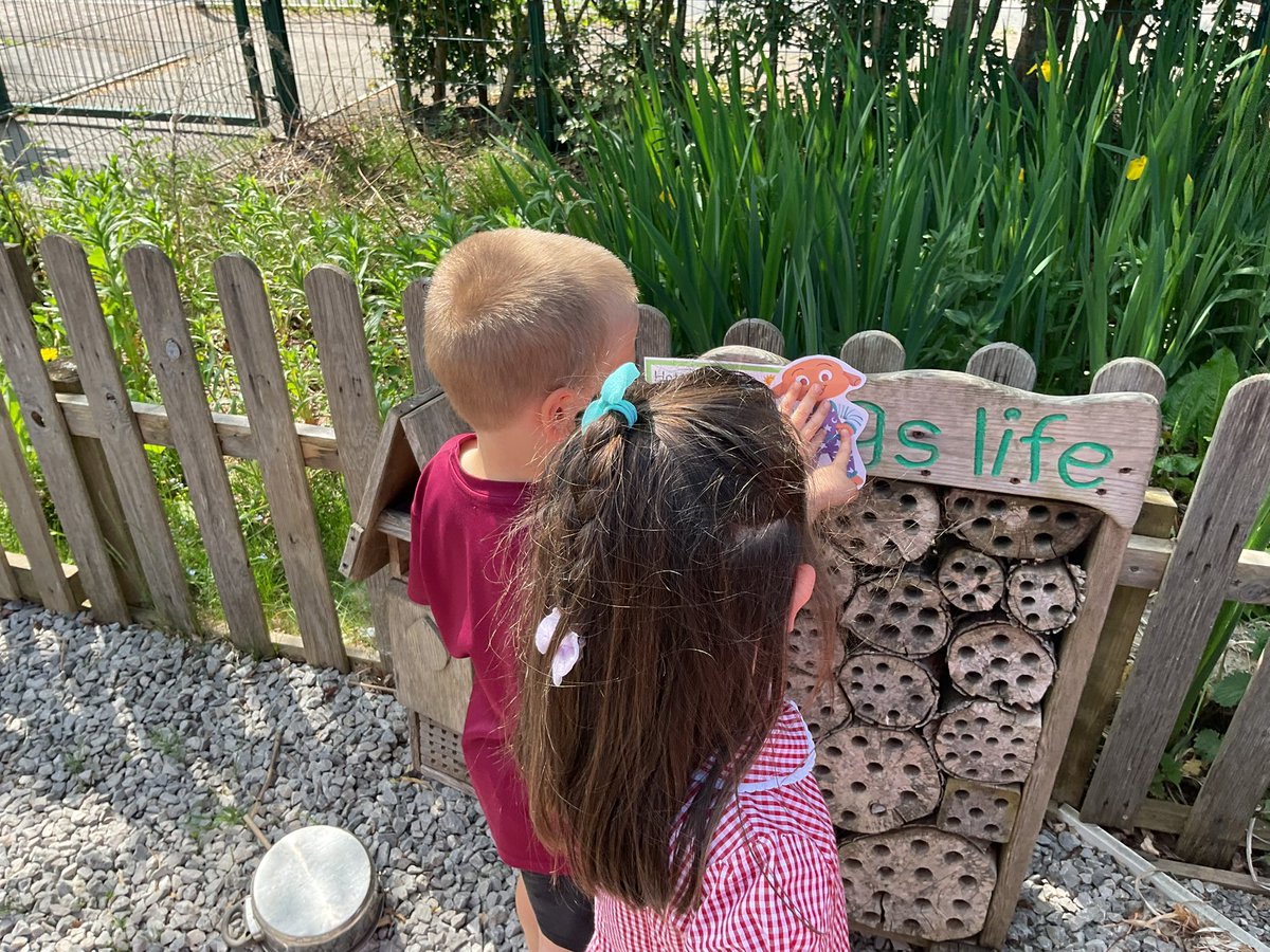 PDA_Rec's tweet image. We have had lots of fun this afternoon going on a planet hunt to find our class alien. We had to remember the properties of each planet and work together as a team to find them😁 #pdascience