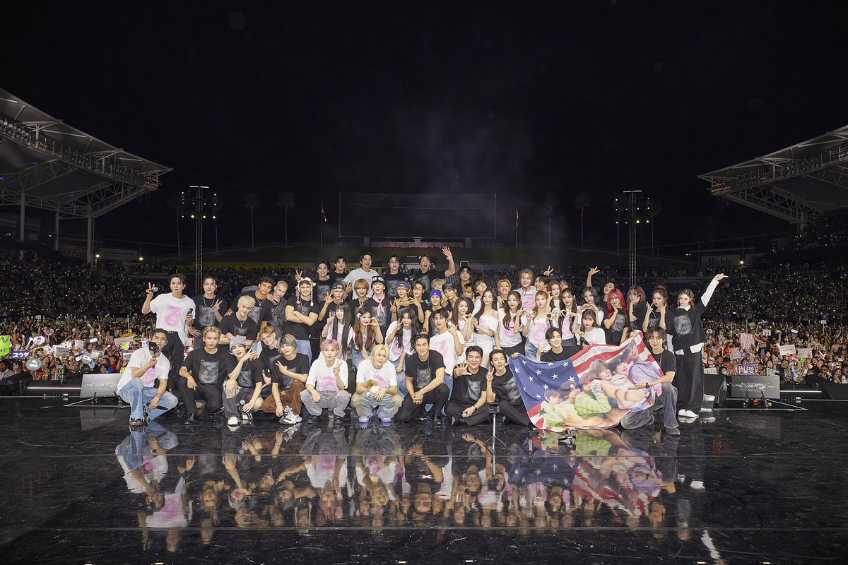 RIIZEUnity's tweet image. SMTOWN FAMILY PHOTO 📸
in SMTOWN LIVE 2025 [THE CULTURE, THE FUTURE] in L.A.

Thank you, L.A.! 💓