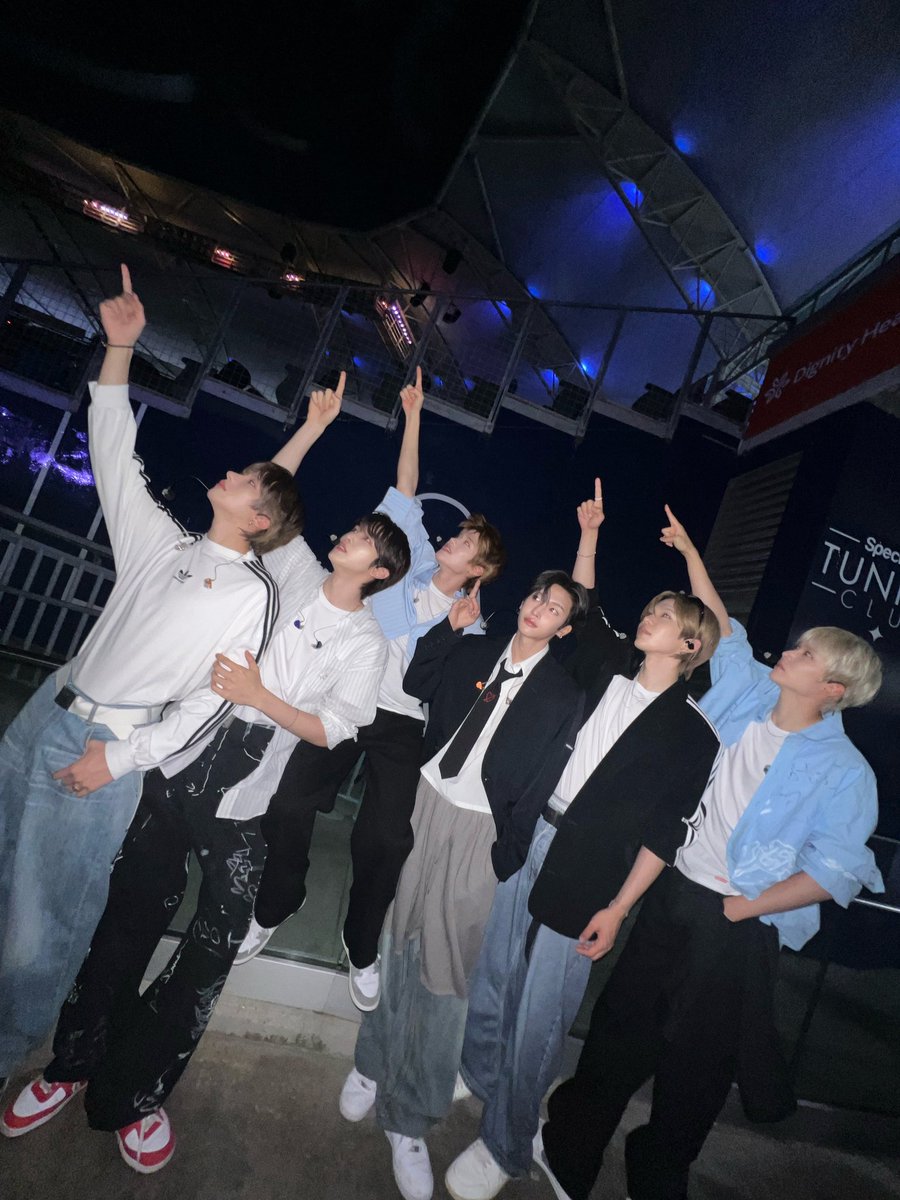 RIIZEUnity's tweet image. Radiant souls, one heartbeat — RIIZE electrifies SMTOWN LIVE 2025 in Los Angeles! Hands united, dreams synchronized, our collective energy ready to transform the stage into a galaxy of pure magic. One team, infinite possibilities.