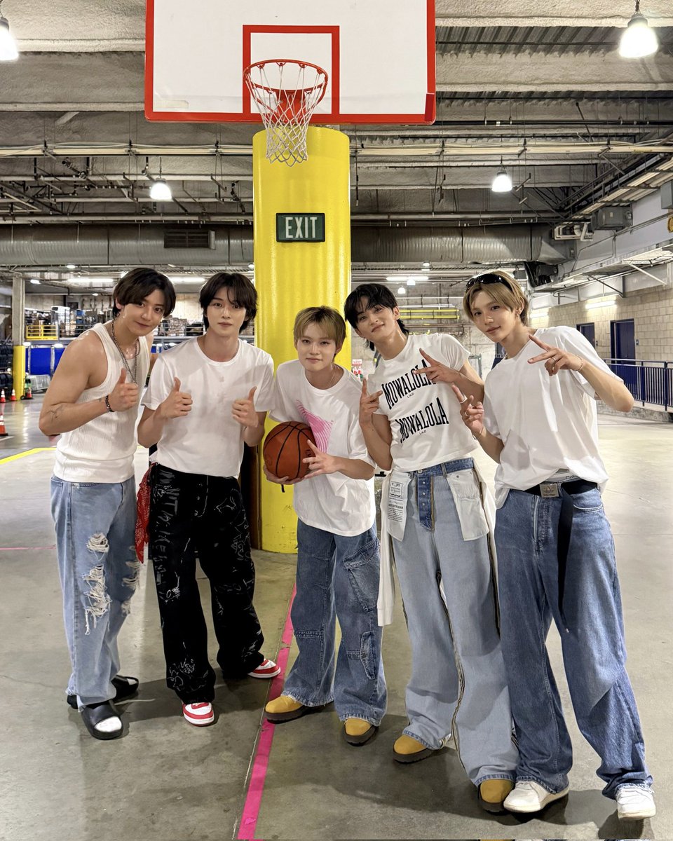 RIIZEUnity's tweet image. Basketball, brotherhood, and beyond.
Our SM squad turns group spaces into playgrounds, transforming an exit route into our spontaneous court of dreams. White tees, denim waves. Next stop, London, where our team spirit knows no boundaries! 3 in 1 🏀💫