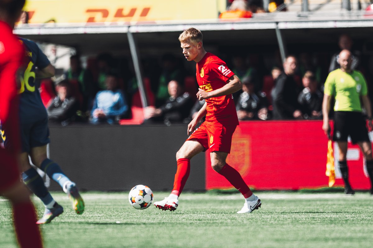 FCNordsjaelland's tweet image. 𝐏𝐎𝐒𝐓 𝐌𝐀𝐓𝐂𝐇 𝐍𝐔𝐌𝐁𝐄𝐑: 9️⃣3️⃣
Afleveringerne sad, hvor de skulle i søndagens hjemmekamp mod Brøndby, for af 602 afleveringer undervejs ramte de 559 en medspiller, hvilket giver en afleveringsprocent på hele 93... ❤️💛⚽️ #sldk #fcnbif