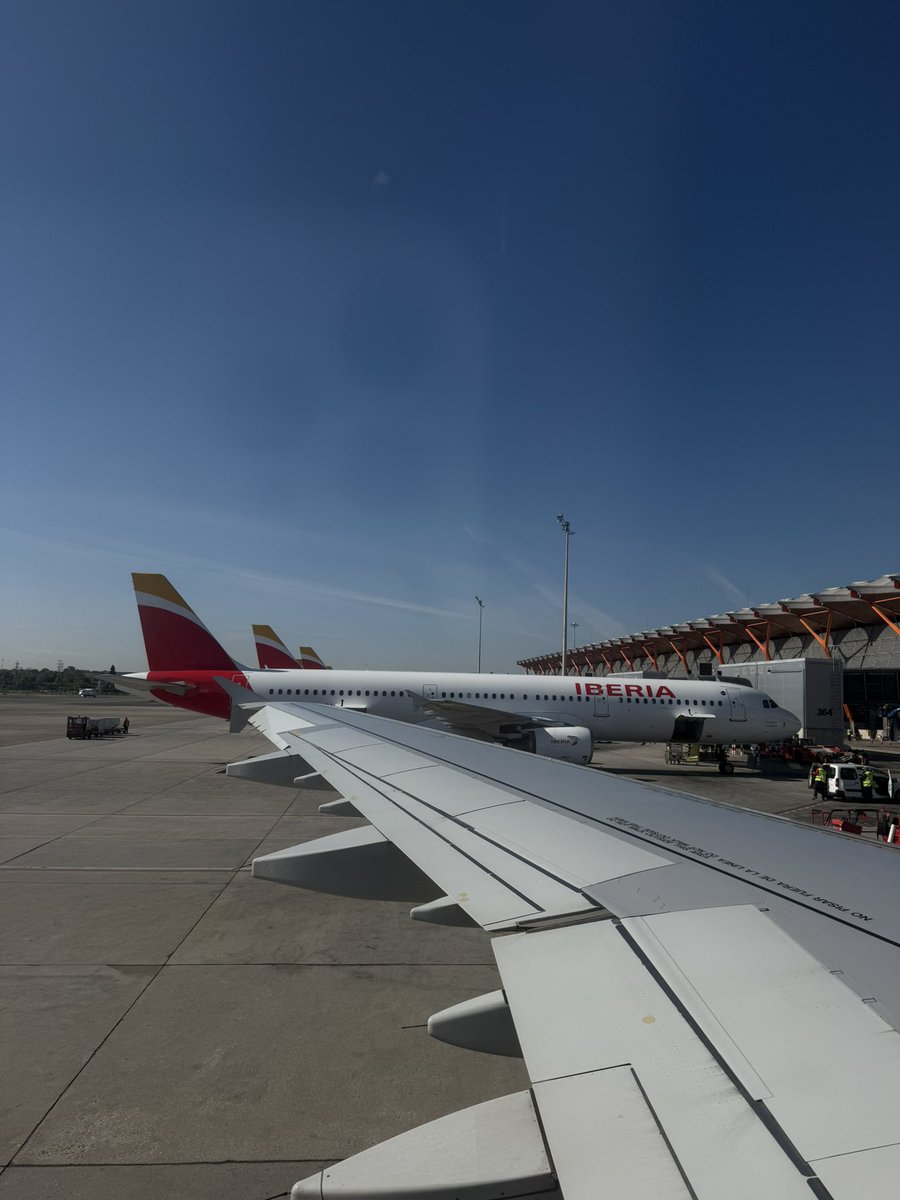 arrxnzz's tweet photo. he cogido más aviones que conversaciones he tenido con mujeres https://t.co/Y3alaoef6o