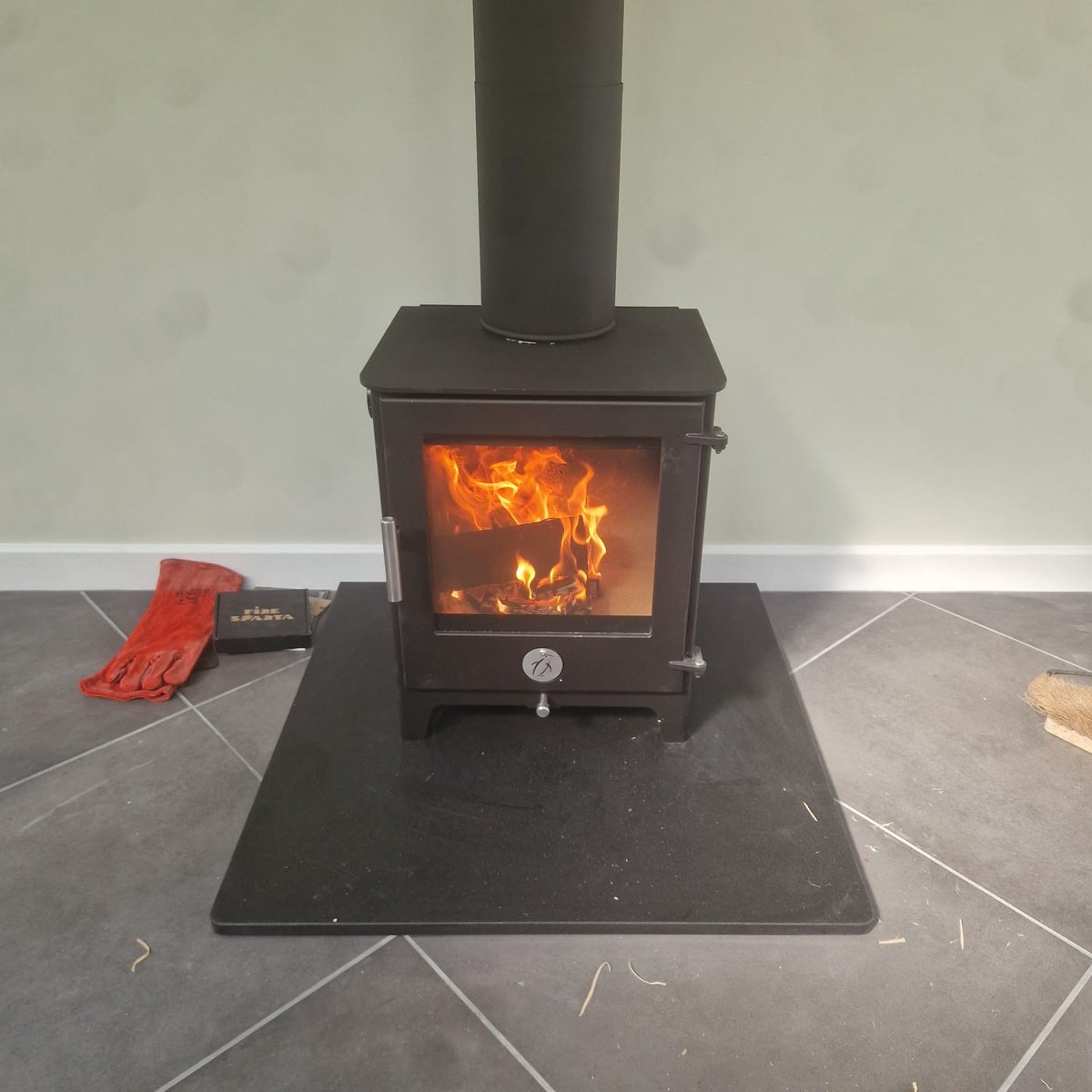 New Forest Fires (@firesnew) on Twitter photo First blaze for a <a href="/penguinstoves/">Chilli Penguin Stoves</a> Stock Cube woodburner, installed by us with a honed granite hearth & twinwall flue. The integral rear heat shield means this stove can be installed relatively close to the wall in conjunction with insulated flue pipe. newforestfires.co.uk/chill-penguin-… First blaze for a <a href="/penguinstoves/">Chilli Penguin Stoves</a> Stock Cube woodburner, installed by us with a honed granite hearth & twinwall flue. The integral rear heat shield means this stove can be installed relatively close to the wall in conjunction with insulated flue pipe. newforestfires.co.uk/chill-penguin-…