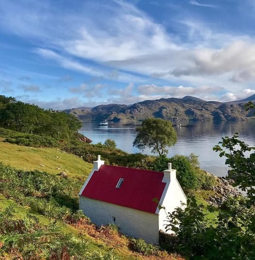 Scottish_Banner's tweet photo. Lovely day at #Shieldaig
📷Alex Grant via #VisitScotland
#Highlands #Scotland #ScottishBanner #Alba #TheBanner #LoveScotland #BestWeeCountry #BeautifulScotland #ScotlandIsCalling #ScottishHighlands https://t.co/pcCrwwZ53C