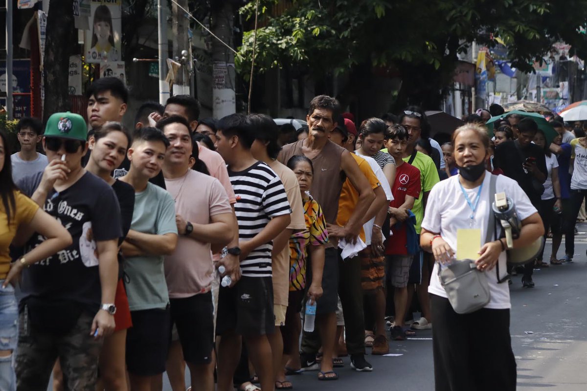 MalateNews's tweet photo. USUAL ELECTION SIGHT: Long queues fill Singalong street in Manila as voters troop to their polling precincts at the Epifanio delos Santos Elementary School, May 12, 2025. #Halalan2025 https://t.co/jYlJPCK3Bg