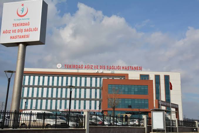TEKİRDAĞ ADSH’DA SKANDAL VE UTANÇ VERİCİ  ŞİDDET!

Başhekim, hasta ve sekreterin önünde diş hekimi meslektaşımızı kaba sözlerle kolundan çekiştirerek odasına sürüklemiş, odasında ise boğazını sıkarak, tokat atarak darp etmiştir!

Bu vandalizm yalnızca meslektaşımıza değil, tüm