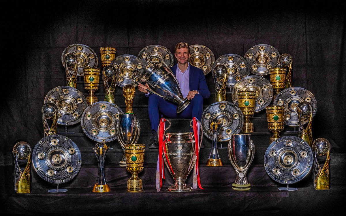 What a photo. Thomas Müller with all the trophies he's won at Bayern Munich. 🇩🇪👏