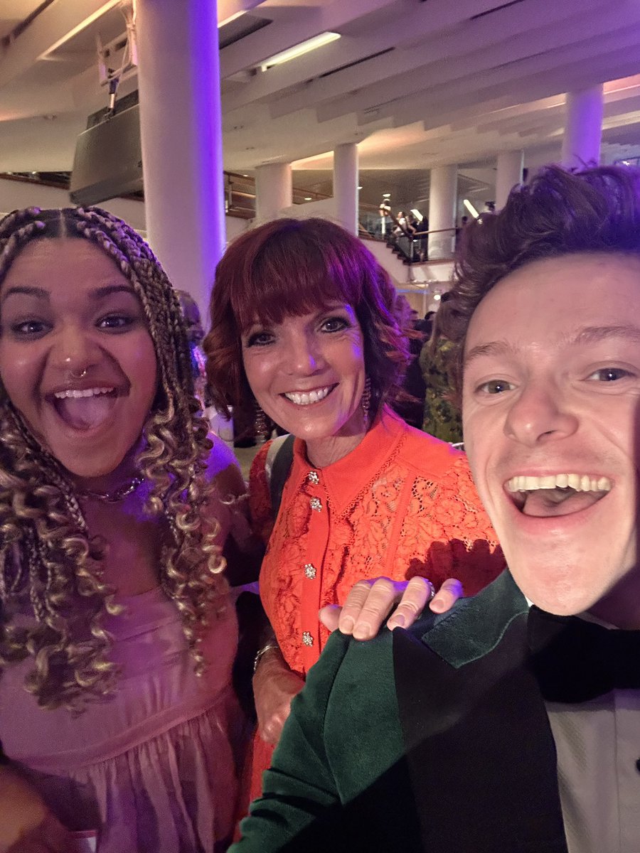 ALOT of velvet heat wave sweat but worth it to meet Dianne from the traitors. Enormous fun representing team One Day at <a href="/BAFTA/">BAFTA</a> last night 🏆