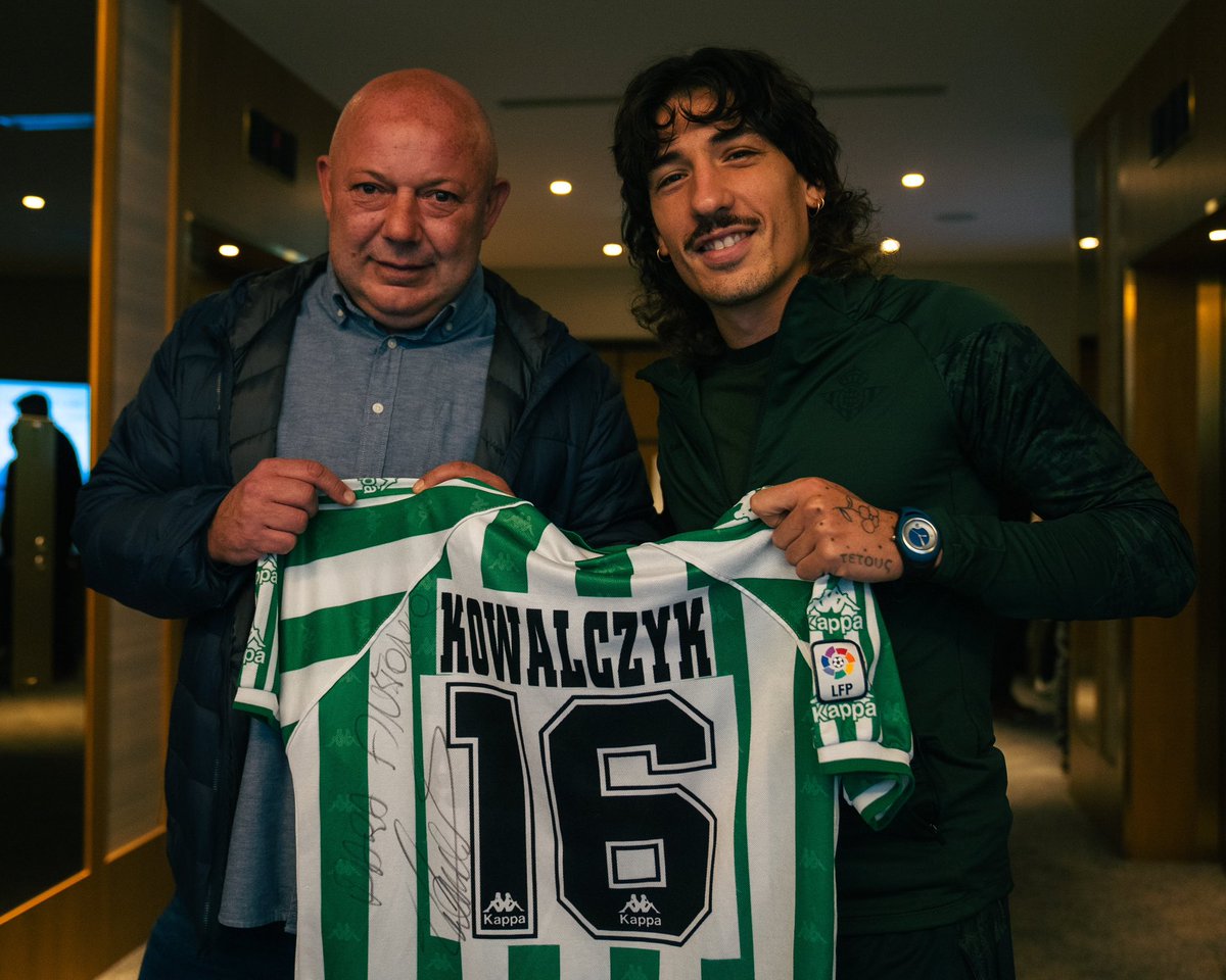Davvid_98's tweet photo. El exjugador del Real Betis Wojciech Kowalczyk publicó publicaciones en el portal de Twitter X/anteriormente en las que utilizó términos racistas como "mono" y "mono brasileño" hacia el jugador del Real Madrid Vinicius Junior. El mismo hombre, en el programa de ayer sobre la liga polaca, llamó racistas a los aficionados del Raków Częstochowa y exigió el cierre del estadio por los cánticos racistas durante el partido. El colmo de la hipocresía de Wojciech Kowalczyk, que es racista e insulta racista a un jugador del Real Madrid porque es hincha del Barcelona, ​​y ahora tiene el descaro de llamar racistas a otros. Las personas como Wojciech Kowalczyk no deberían hablar en público si no son capaces de disculparse por su comportamiento racista y luego sermonear a los demás.
¿Se disculpará Wojciech Kowalczyk por sus publicaciones racistas en las que llama mono a Vinicius Junior? En caso contrario, esa persona debería desaparecer del espacio público.
¿Tolerará el portal @WeszloCom el comportamiento racista de su experto Wojciech Kowalczyk?