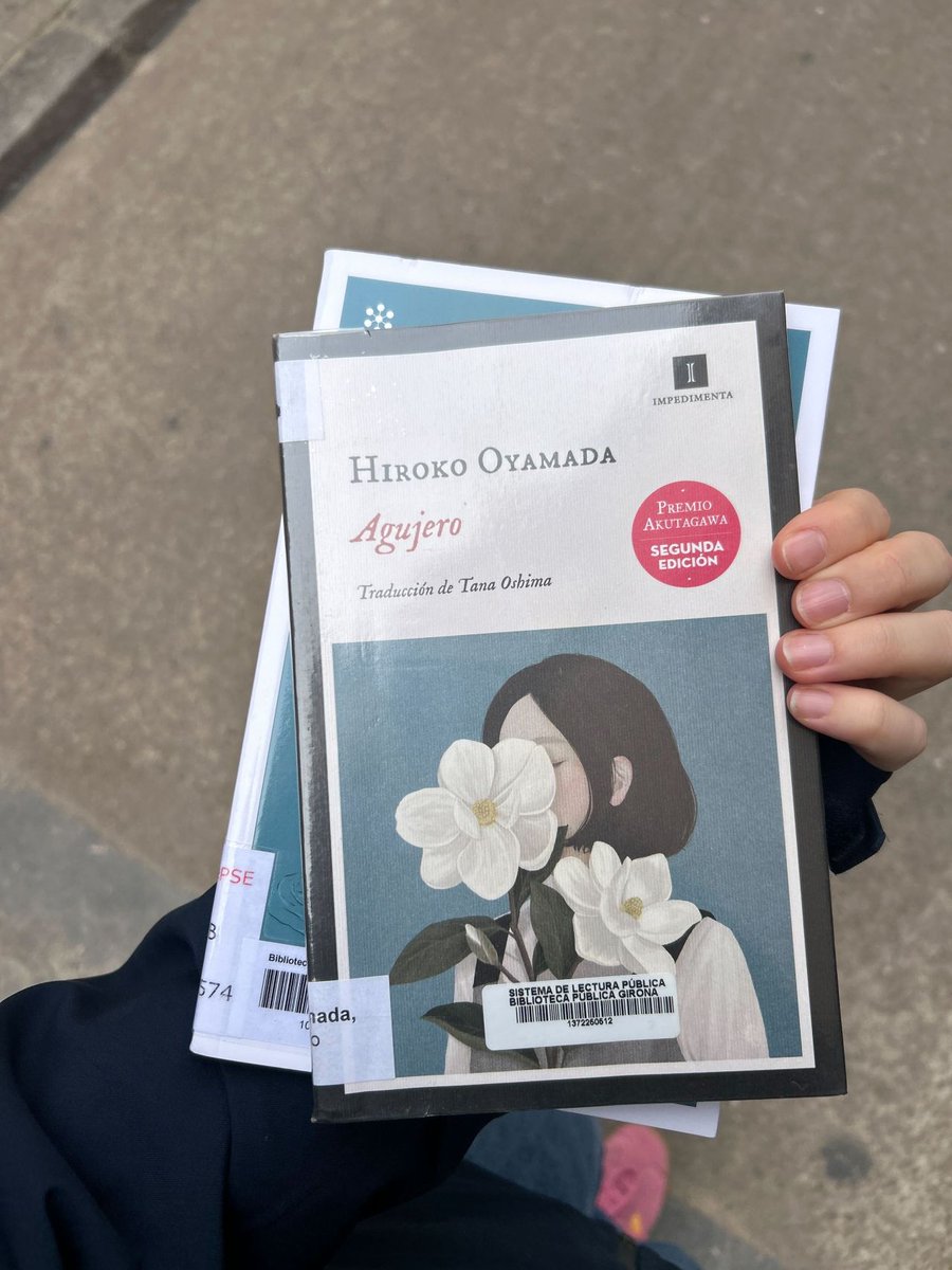 📖 ¡Arrancamos el #ClubDeLectura en #FictionExpress!
 
📗Este mes hemos leído "Agujero de Hiroko Oyamada", explorando un Japón misterioso desde el #RealismoMágico escrito por autoras.

🫂 Leemos, reflexionamos y conectamos como equipo.

 ¡Nos vemos en julio con nuevo libro!