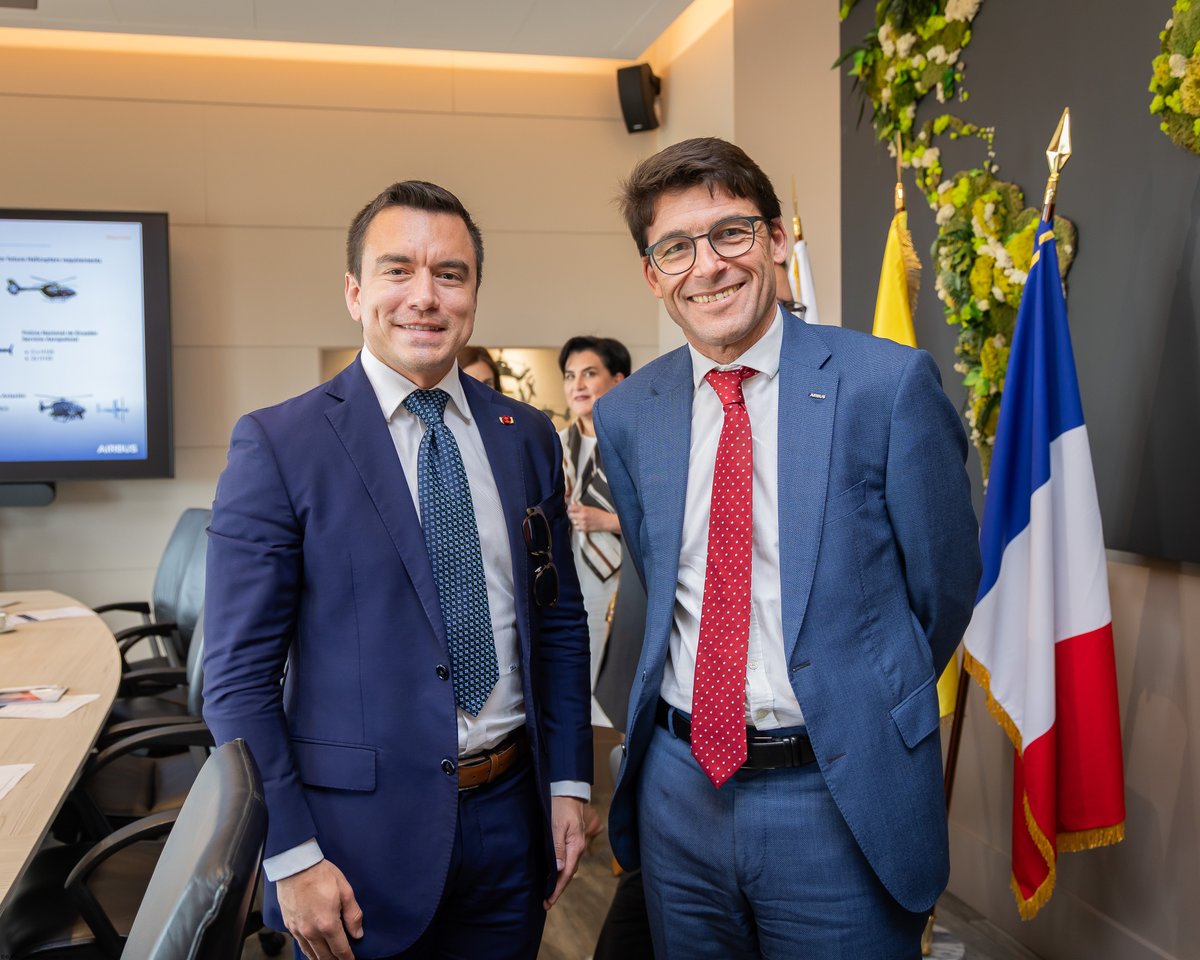 BrunoEven's tweet image. Honoured to host the President of Ecuador @DanielNoboaOK at @AirbusHeli to discuss how we can further strengthen our partnership. The H225 is a strategic asset that will enhance their army's diverse mission capabilities.
Thank you for your trust!