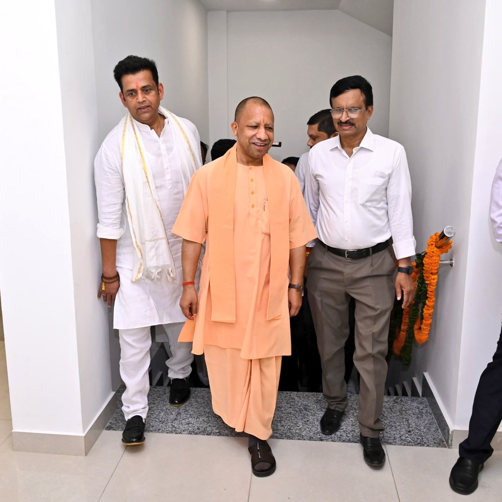 DrMangleshBJP's tweet image. आज उत्तर प्रदेश के यशस्वी मुख्यमंत्री, परम् पूज्य श्री @myogiadityanath जी महाराज द्वारा ₹14.22 करोड़ की लागत से नगर निगम, गोरखपुर द्वारा नवनिर्मित ‘नगरीय सेवा केंद्र’ एवं ‘सीनियर सिटीजन डे-केयर सेंटर’ का लोकार्पण सम्पन्न हुआ।
सभी नगर वासियों को ढेरों शुभकामनाएं।🙏
#Gorakhpur