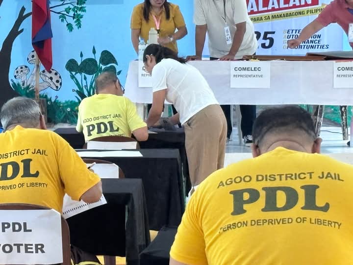 radyopilipinas1's tweet photo. TINGNAN | Eksaktong 7 AM kaninang umaga, sinimulan ng BJMP Agoo District Jail ang pagsasagawa ng eleksyon sa loob ng naturang pasilidad upang makaboto ang 21 PDLs para sa National at Local election 2025. | via Charity Frianeza | RP1 Agoo

#RP1News
#RadyoPilipinas
#RadyoPubliko
#HatolNgBayan2025