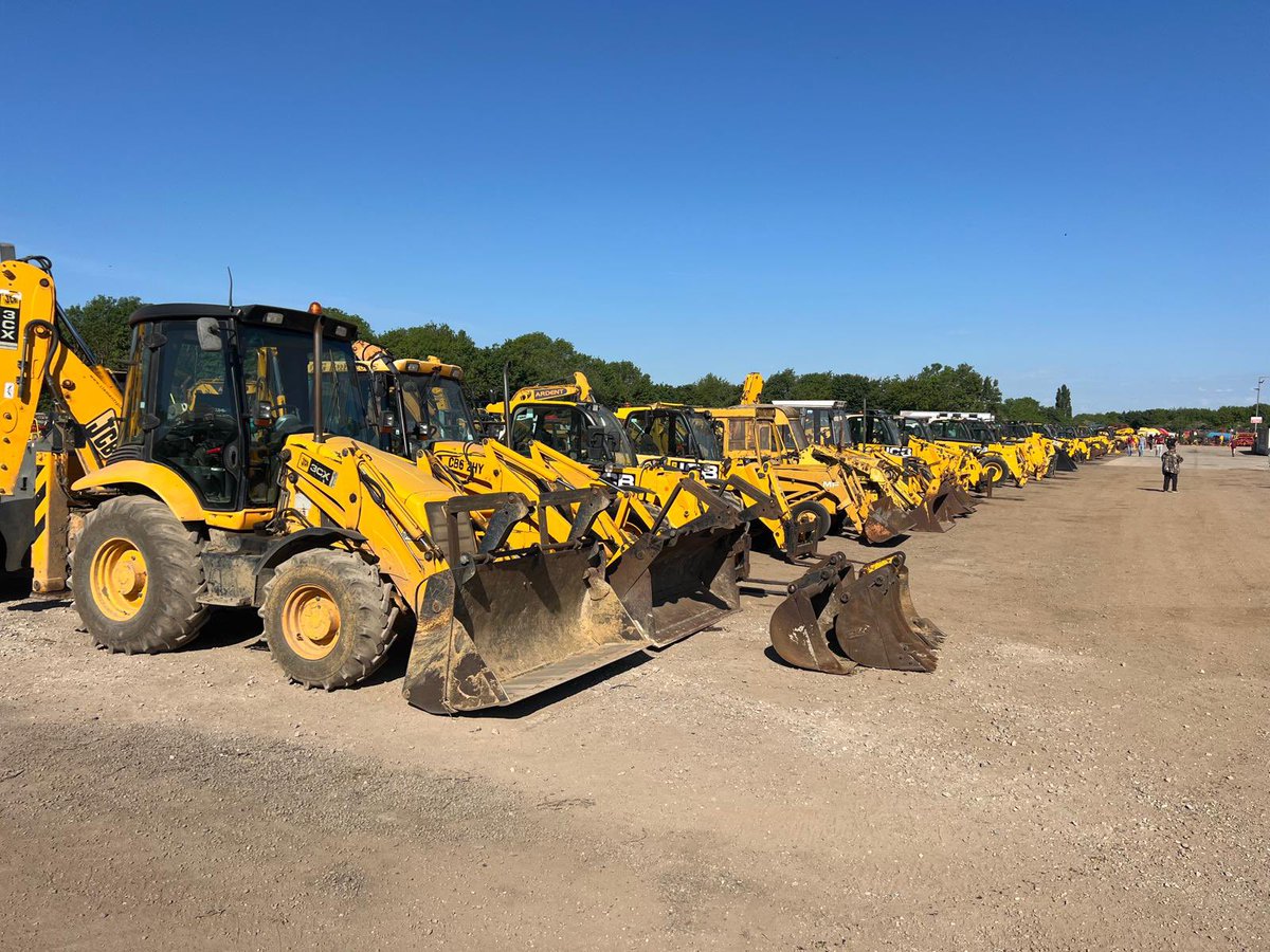 CheffinsMachine's tweet photo. We’re off and running at our May Cambridge Machinery Sale. Excellent entry with over 260 tractors going under the hammer 🔨 Head over to our website to see the catalogue and bid live! https://t.co/cpmEvRgjsX