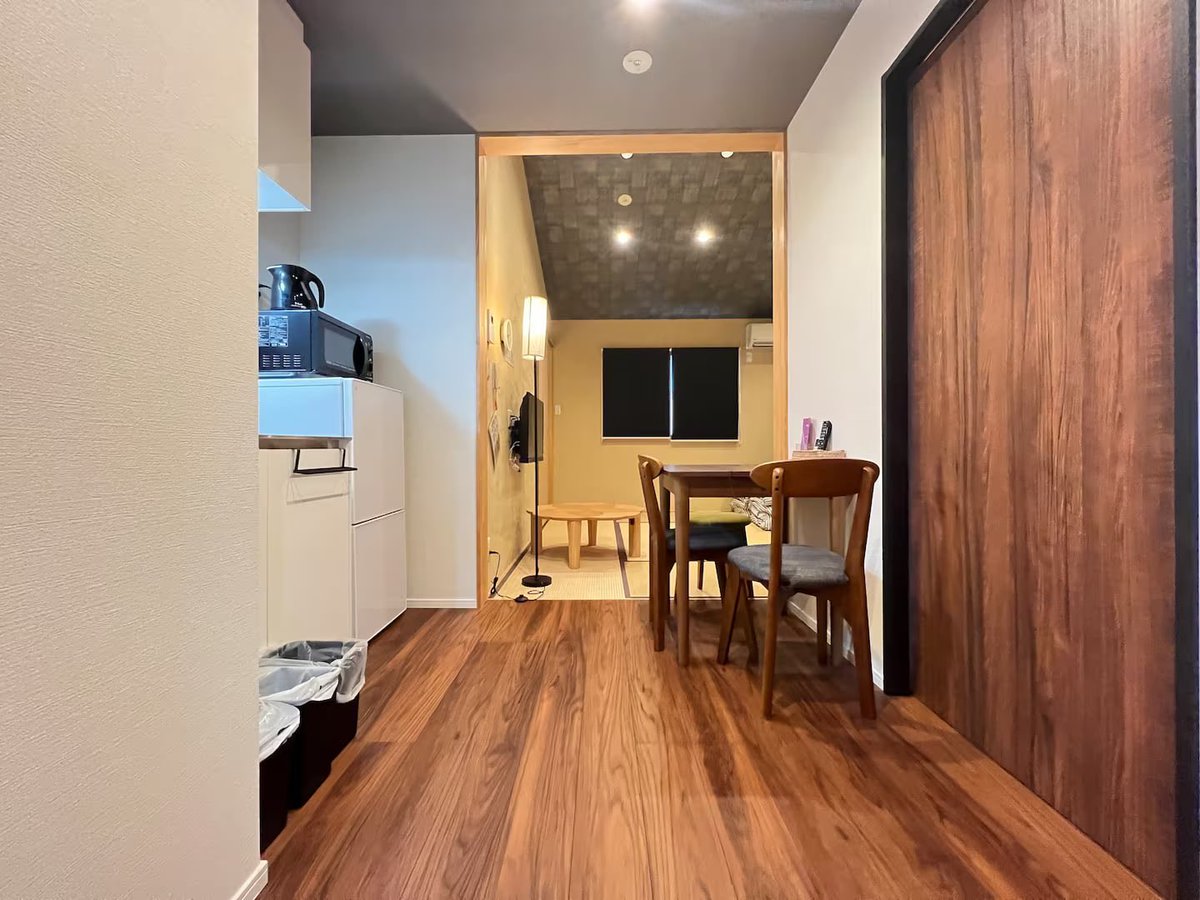 marauisxx's tweet image. ใครไม่ชอบพักโรงแรมแนะนำให้ใช้เวลาหาที่พักนิสนึง ส่วนตัวชอบที่พักที่ 1.มีโซนครัว 2.ห้องน้ำแยกโซนเปียกแห้ง 3.ใกล้รถไฟ แต่ราคาต้องไม่แพงเพราะใช้เวลาอยู่ห้องน้อย 
* 2 รูปบนคือที่เกียวโต พัก 2 คืน 5350 บาท !!! นี้คือได้บ้านหลังจิ๋วสองชั้น *
รูปล่างคือที่ osaka นอน 12 คืน วันละ 1723