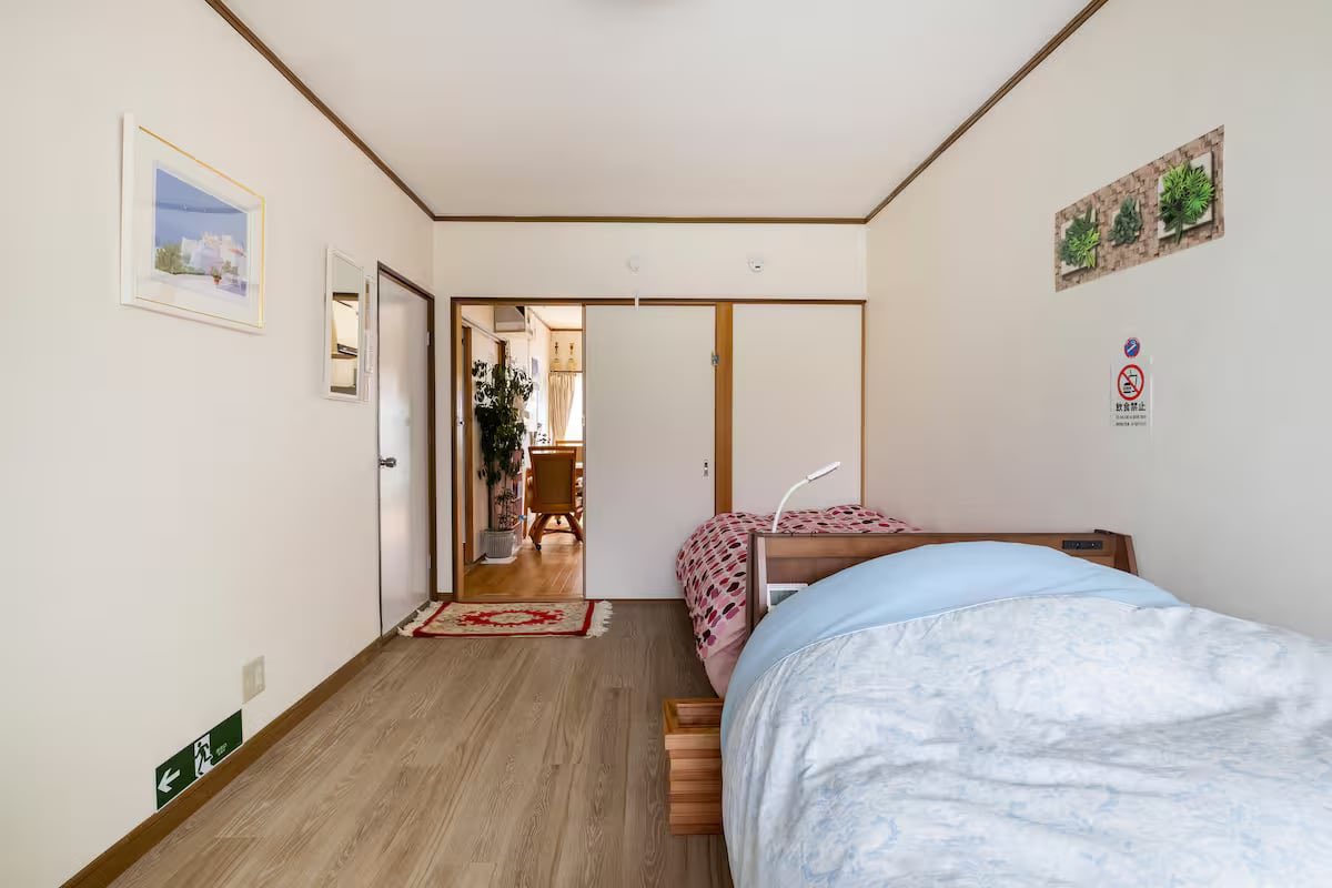 marauisxx's tweet image. ใครไม่ชอบพักโรงแรมแนะนำให้ใช้เวลาหาที่พักนิสนึง ส่วนตัวชอบที่พักที่ 1.มีโซนครัว 2.ห้องน้ำแยกโซนเปียกแห้ง 3.ใกล้รถไฟ แต่ราคาต้องไม่แพงเพราะใช้เวลาอยู่ห้องน้อย 
* 2 รูปบนคือที่เกียวโต พัก 2 คืน 5350 บาท !!! นี้คือได้บ้านหลังจิ๋วสองชั้น *
รูปล่างคือที่ osaka นอน 12 คืน วันละ 1723