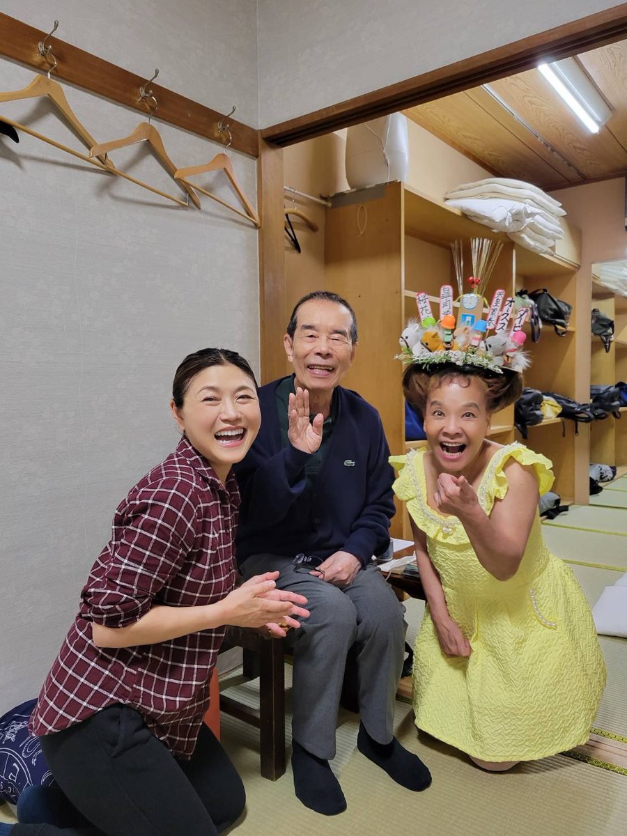 kikuhime8848's tweet image. #浅草演芸ホール 千秋楽

師匠 #林家木久扇 が歌う
『ちょいといけます』
#榎本健一 #古川緑波 

『浅草の唄』  #関敬六 

#金原亭杏寿 さんも加わり
#遠峰あこ さんの #アコーディオン 演奏とお客様の手拍子で
大盛り上がり
皆様ありがとうございました

撮影　#林家木久蔵 

@dyO8ouYAaKUM5za 先生と