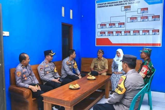 polsubsektorger's tweet photo. Kapolres Ngawi, AKBP Charles Pandapotan Tampubolon, S.I.K., S.H., M.H., meninjau langsung Program P2B (Polisi Penggerak Perkarangan Bergizi) di Desa Hargomulyo, Kec. Ngrambe, Kab. Ngawi, Senin, 12 Mei 2025.

#P2B #KetahananPangan #KapolresNgawi #PolriPresisi #NgawiHebat https://t.co/jygWaSc53a