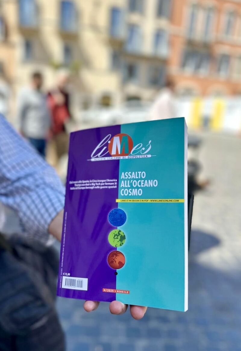 asc27_'s tweet photo. 🛰️ Oceani, spazio, AI: le nuove infrastrutture del potere.
Nicola Grandis intervistato su @limesonline  da @giorgiocus e Giuseppe De Ruvo.
📌 «Meglio modelli piccoli. Far negoziare un’AI è una follia.»
Sommario del numero: https://t.co/uYtganrFtF
#AI #Geopolitica #Limes https://t.co/92axhGGGMw