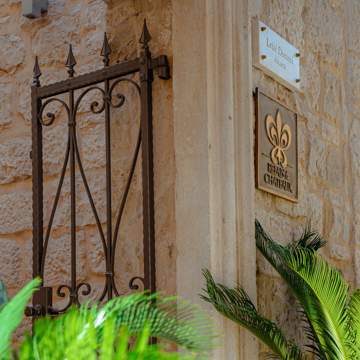 LesicDimitri's tweet photo. The @relaischateaux plaque is a totem – it welcomes guests to 580 destinations around the world.
Join us on @relaischateaux and discover how each plaque is crafted and shaped in a workshop recognized as a #LivingHeritage company. https://t.co/wJiZIG1oLz
