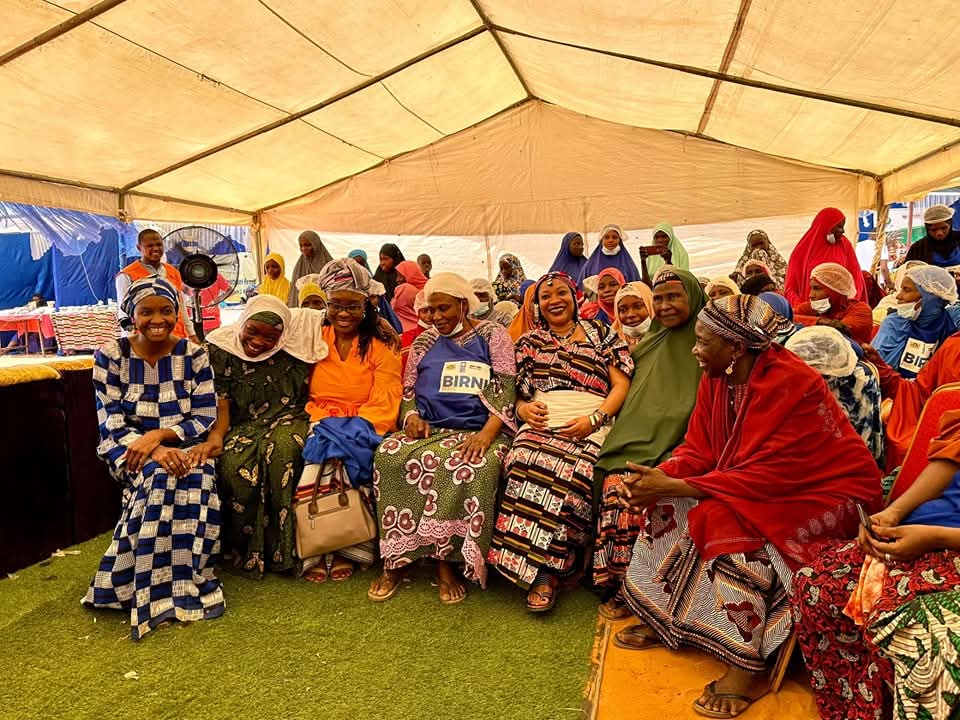 SNU_Niger's tweet image. Du 10 au 18 mai 2025 à Birni N’Gaouré, et en prélude à la Journée nationale de la femme nigérienne (13 mai), le @SNU_Niger à travers le @PnudNiger appuie la 2e Foire des femmes transformatrices.
+500 exposantes du Niger & du Burkina ont présenté leur savoir-faire.
5 ministres…