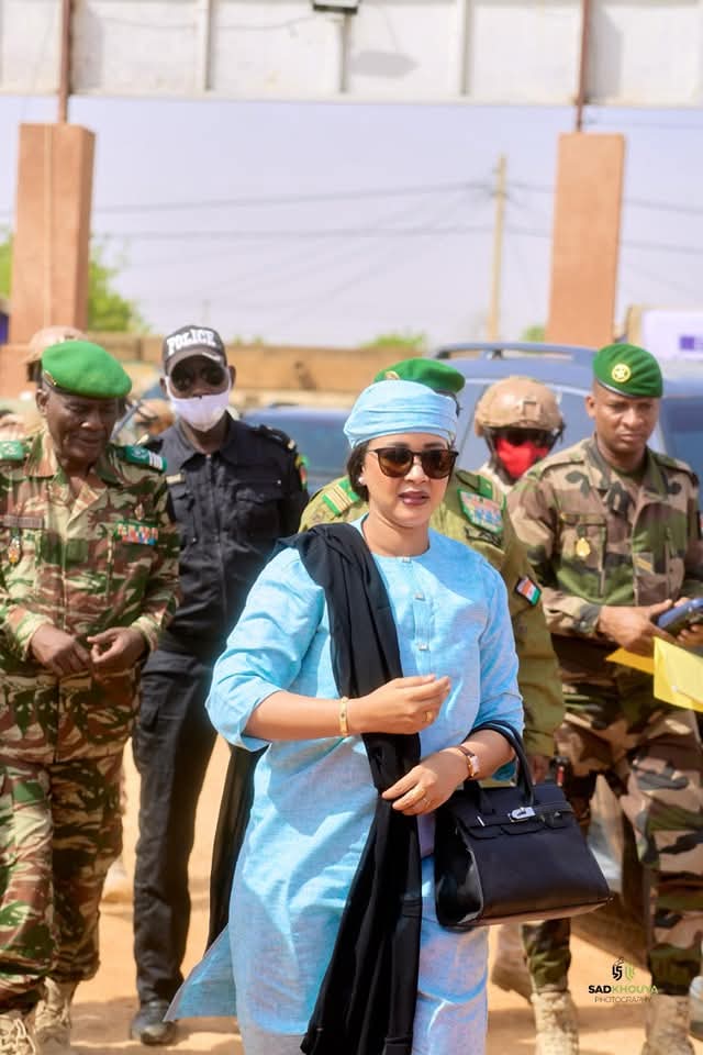 SNU_Niger's tweet image. Du 10 au 18 mai 2025 à Birni N’Gaouré, et en prélude à la Journée nationale de la femme nigérienne (13 mai), le @SNU_Niger à travers le @PnudNiger appuie la 2e Foire des femmes transformatrices.
+500 exposantes du Niger & du Burkina ont présenté leur savoir-faire.
5 ministres…