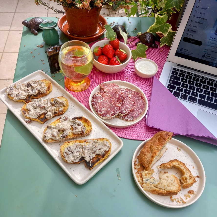 FrancAller_info's tweet photo. Bon.
Pour un lun*** matin, on va dire que ça va.
À peu près.

#Résilience #AuTaff 
#leBrunchCestLaVie 
#3615MyLife 
#ChassePartage https://t.co/HXtS4a5Z12