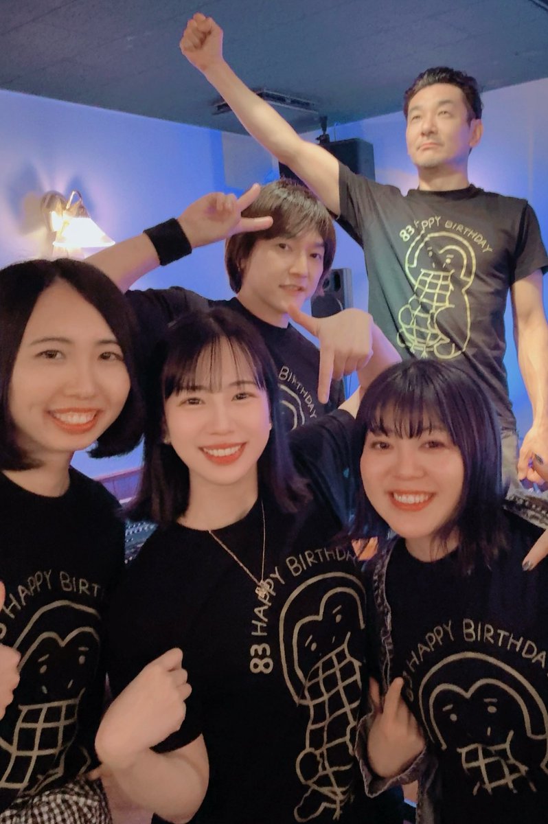 話して歌って飲んで食べて
ワンマンアフターパレードありがとう🩷🎉
J-moodに集まる人優しすぎて涙🥹

ひーちゃんのモツ煮風豚バラとニラのスープ
Kanaeちゃんのホワイトシチューと炒飯
私もいただきました😋絶品

J-mood Family大集合！✨
やっさんTシャツで揃えたよ🥜🦍

#シュガーパレード #Jmood