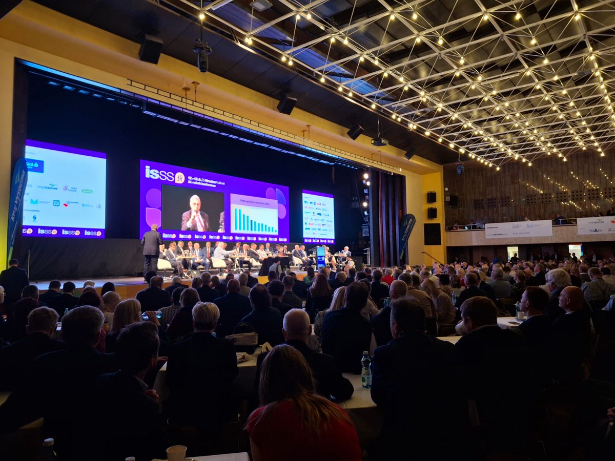 Konference ISSS (@issscz) on Twitter photo Letošní 27. konference ISSS je v plném proudu. Od rána běží přednášky. Ve Velkém sále právě konferenci zahajují významní představitelé veřejného i soukromého sektoru. <a href="/_MartinDvorak/">Martin Dvořák 🌈</a> <a href="/makupka/">Martin Kupka</a> <a href="/PSpringerova/">Pavlína Springerová</a> Letošní 27. konference ISSS je v plném proudu. Od rána běží přednášky. Ve Velkém sále právě konferenci zahajují významní představitelé veřejného i soukromého sektoru. <a href="/_MartinDvorak/">Martin Dvořák 🌈</a> <a href="/makupka/">Martin Kupka</a> <a href="/PSpringerova/">Pavlína Springerová</a>
