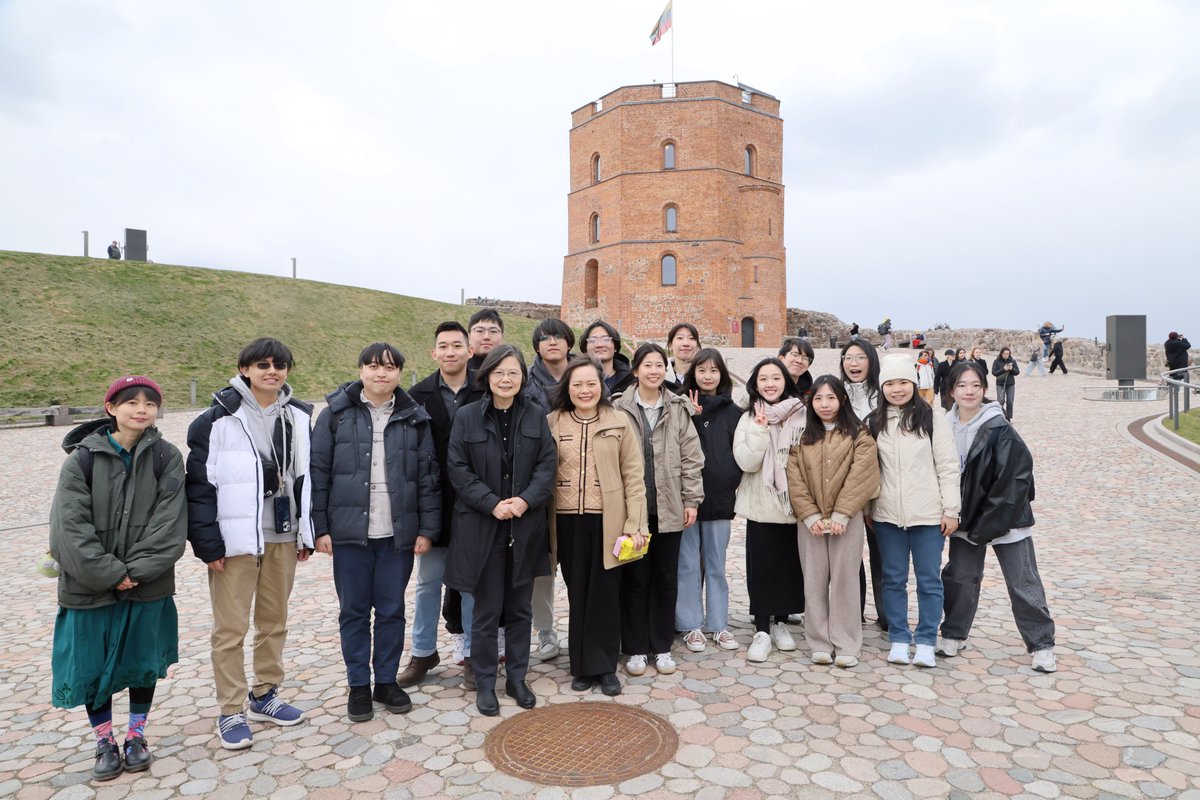 iingwen's tweet image. These past two days, I've had the privilege of seeing the sights & learning about the history of Lithuania. I also had the chance to meet with Taiwanese students in Vilnius & bring them a taste of home. Being here to witness the #Taiwan-#Lithuania friendship has been inspiring.