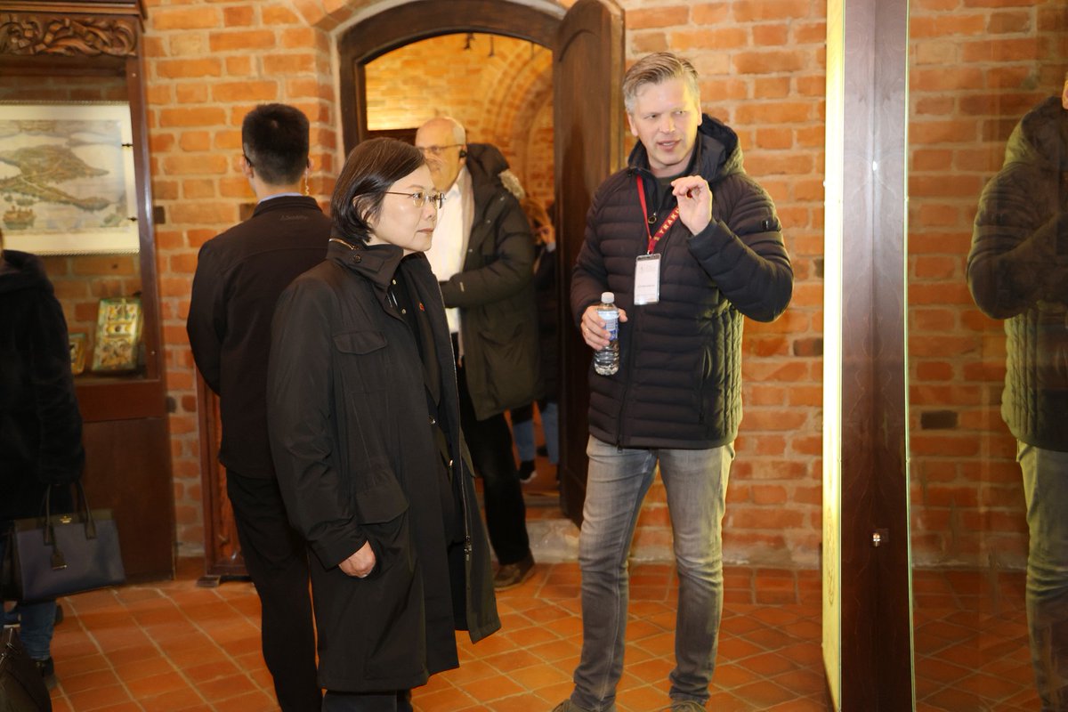 iingwen's tweet image. These past two days, I've had the privilege of seeing the sights & learning about the history of Lithuania. I also had the chance to meet with Taiwanese students in Vilnius & bring them a taste of home. Being here to witness the #Taiwan-#Lithuania friendship has been inspiring.