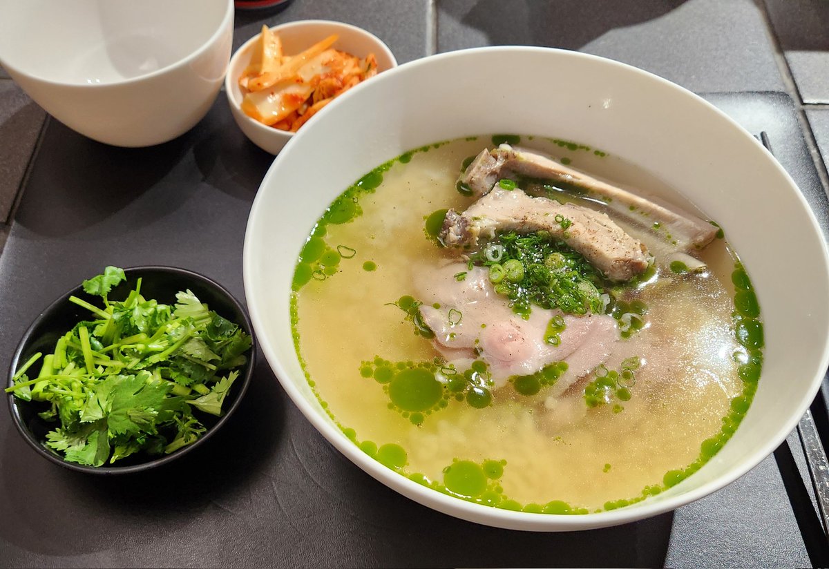 전국의 토렴 국밥을 찾아서.
북촌 안암국밥.
등갈비와 고수가 인상적.
케일 오일과 고수 때문인지
이것이 한식인가에 대한 의문이 들긴함.