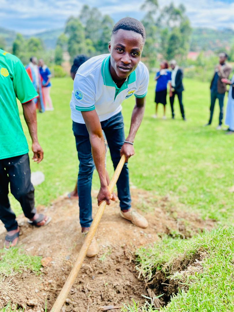 Nga Publicity officer omunaanule atte culture and norms officer adako negatidde wamu nabayizi ba UCC kabale okusimba omuti ogwatuumidwa "ssekabaka Ssuna olunaku lwegulo
Omukolo gwakulembedwa sentebe wa bannankobazambogo mu gwanga lyona omukulu Adrian Lubyayi.