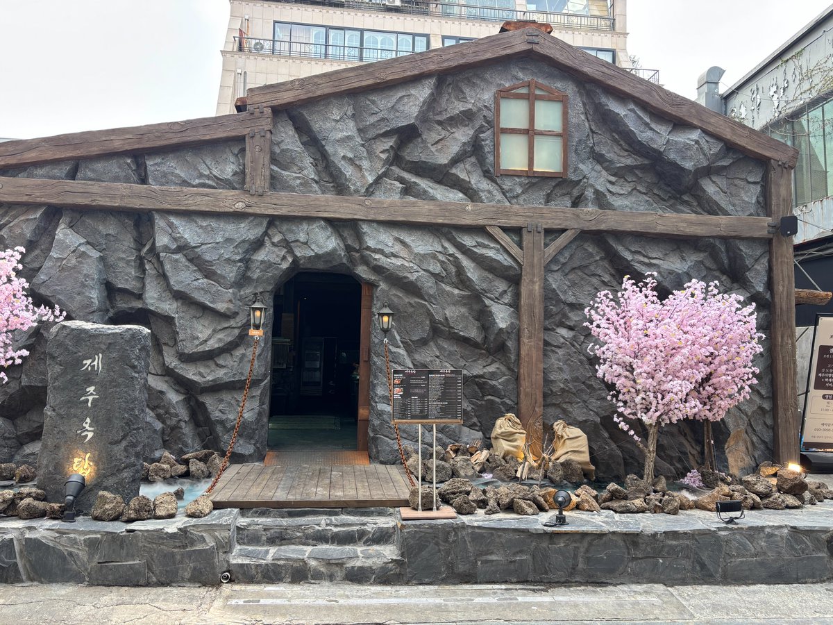 ソウルで“黒豚サムギョプサル食べるならここしか勝たん🐷🔥 狎鴎亭に