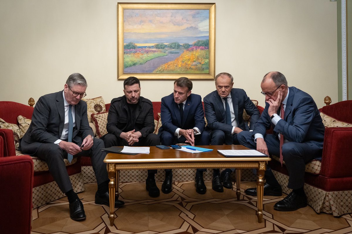 Europos vienybė
Vieningi  dėl Ukrainos, taikos ir Europos saugumo, 🇫🇷🇩🇪🇬🇧🇵🇱 vadovai kitą dieną po 75-ųjų Šumano deklaracijos metinių lankėsi Kyjive.
Po pokalbio 📞su  prezidentu Trumpu, europiečiai, amerikiečiai ir ukrainiečiai pasiūlė  besąlygiškas 30 dienų paliaubas Ukrainoje.